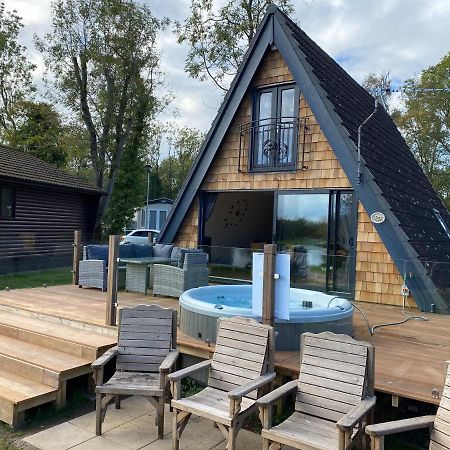 Widgeon Bespoke Cabin Is Lakeside With Private Fishing Peg, Hot Tub Situated At Tattershall Lakes Country Park Exterior foto