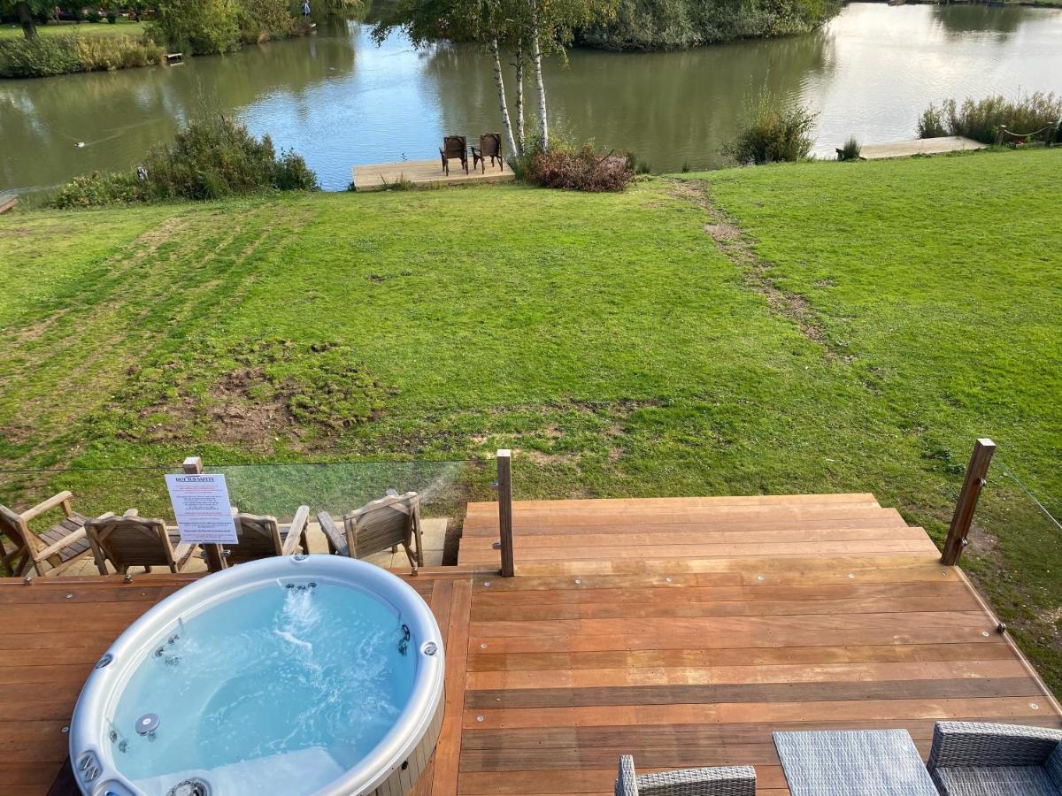 Widgeon Bespoke Cabin Is Lakeside With Private Fishing Peg, Hot Tub Situated At Tattershall Lakes Country Park Exterior foto