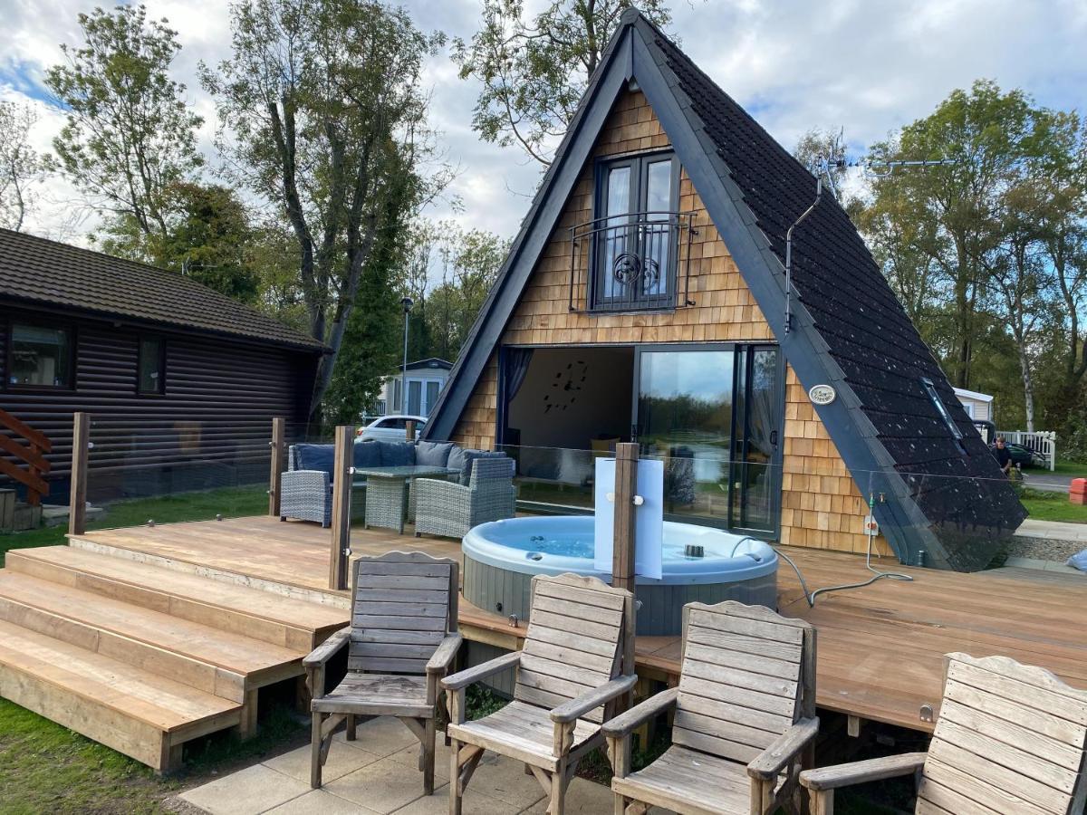 Widgeon Bespoke Cabin Is Lakeside With Private Fishing Peg, Hot Tub Situated At Tattershall Lakes Country Park Exterior foto