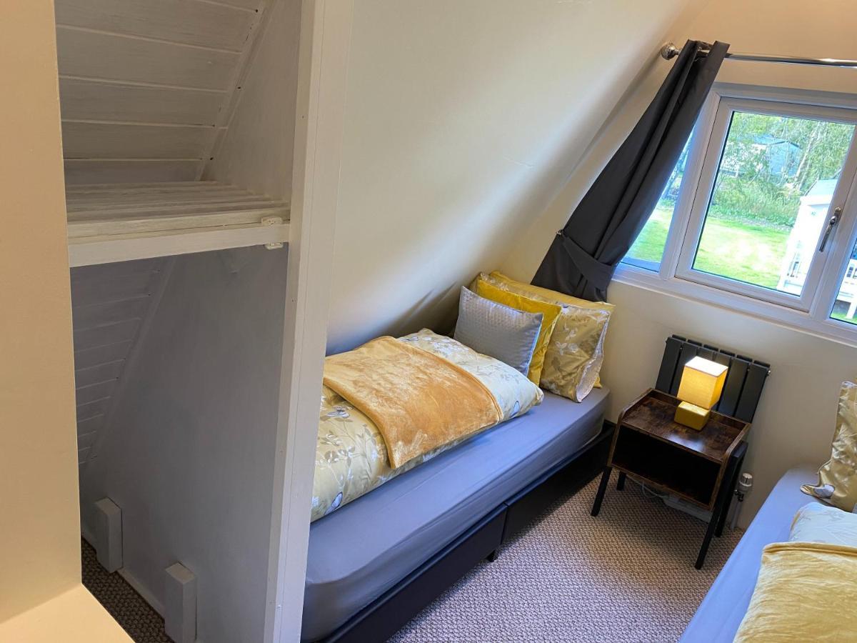 Widgeon Bespoke Cabin Is Lakeside With Private Fishing Peg, Hot Tub Situated At Tattershall Lakes Country Park Exterior foto