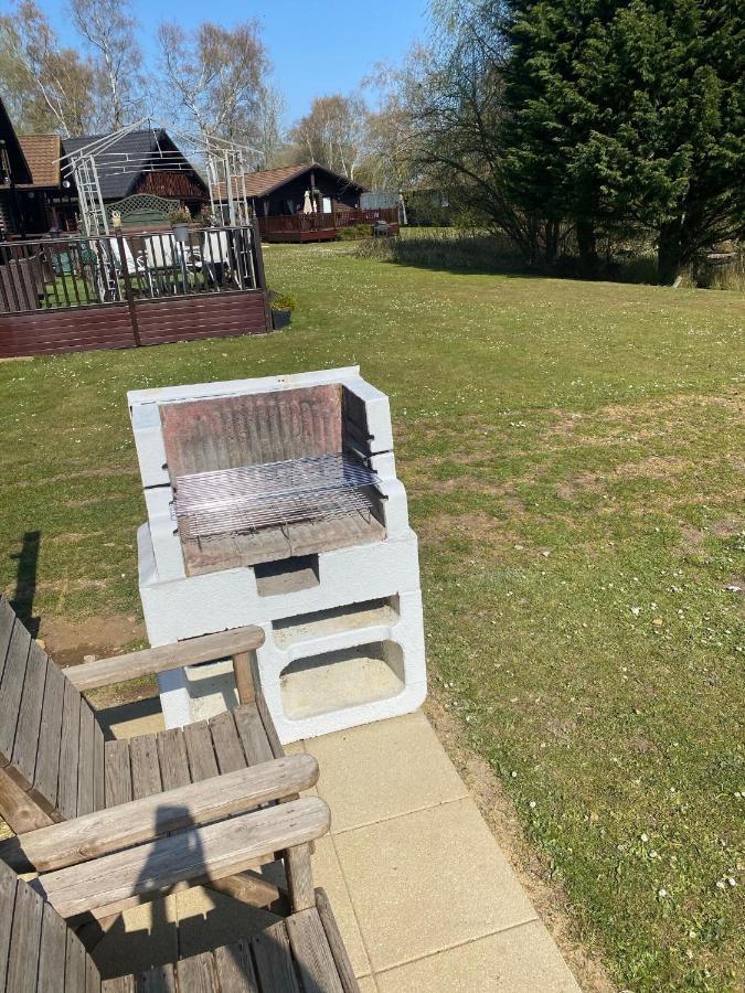 Widgeon Bespoke Cabin Is Lakeside With Private Fishing Peg, Hot Tub Situated At Tattershall Lakes Country Park Exterior foto